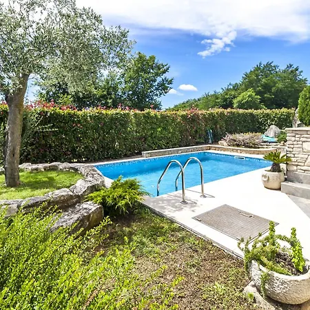 Sole Istria Near Pula For 7 People With Jacuzzi And Children Playground Marčana
