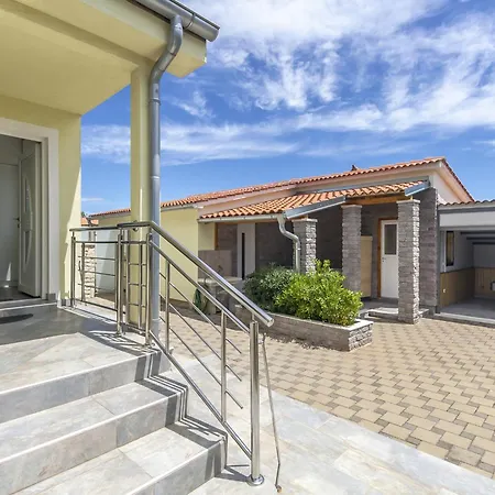 Sole Istria Near Pula For 7 People With Jacuzzi And Children Playground *