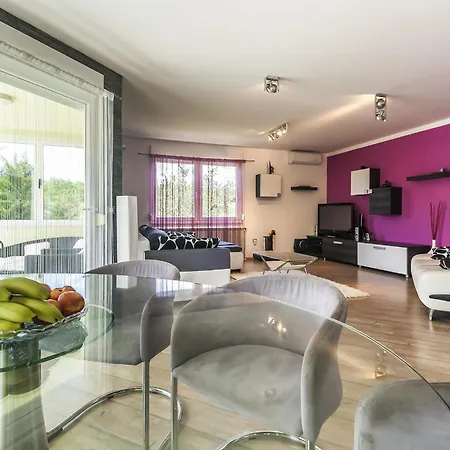 Sole Istria Near Pula For 7 People With Jacuzzi And Children Playground