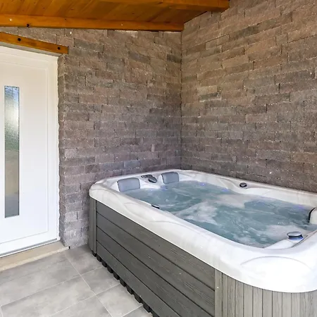 Sole Istria Near Pula For 7 People With Jacuzzi And Children Playground