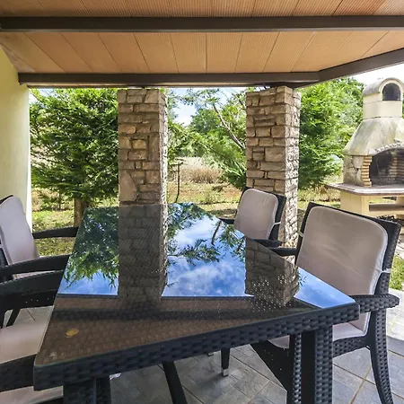 Sole Istria Near Pula For 7 People With Jacuzzi And Children Playground Willa