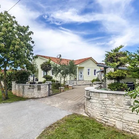 Sole Istria Near Pula For 7 People With Jacuzzi And Children Playground Willa *