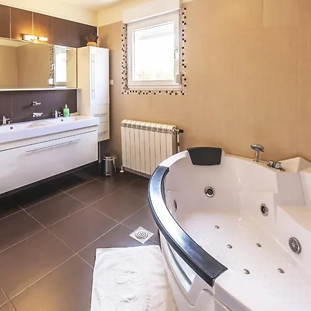 Sole Istria Near Pula For 7 People With Jacuzzi And Children Playground