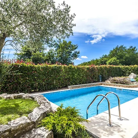 Sole Istria Near Pula For 7 People With Jacuzzi And Children Playground Marčana