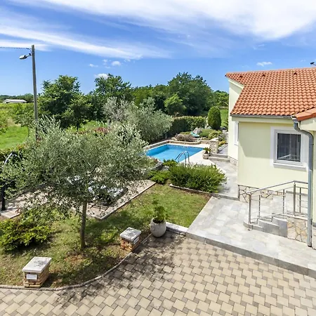 Sole Istria Near Pula For 7 People With Jacuzzi And Children Playground