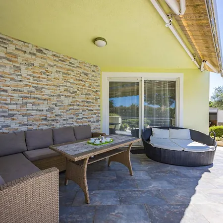 Sole Istria Near Pula For 7 People With Jacuzzi And Children Playground Βίλα Marčana