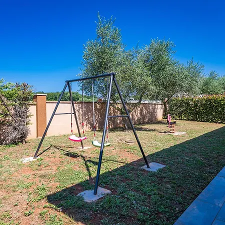 Sole Istria Near Pula For 7 People With Jacuzzi And Children Playground Βίλα