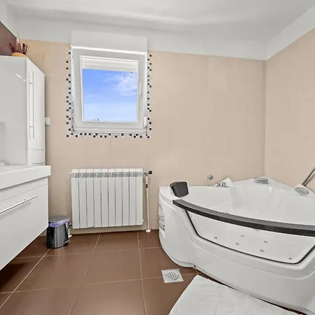 Sole Istria Near Pula For 7 People With Jacuzzi And Children Playground Βίλα