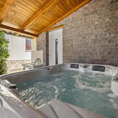 Sole Istria Near Pula For 7 People With Jacuzzi And Children Playground Βίλα