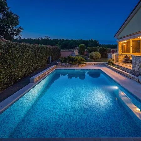 Sole Istria Near Pula For 7 People With Jacuzzi And Children Playground Marčana
