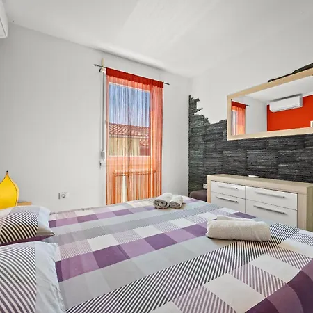 Sole Istria Near Pula For 7 People With Jacuzzi And Children Playground Marčana