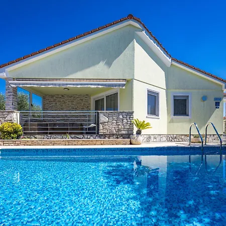 Sole Istria Near Pula For 7 People With Jacuzzi And Children Playground Villa Marčana