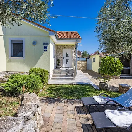 Sole Istria Near Pula For 7 People With Jacuzzi And Children Playground Βίλα