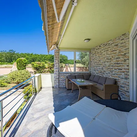 Sole Istria Near Pula For 7 People With Jacuzzi And Children Playground Βίλα Marčana