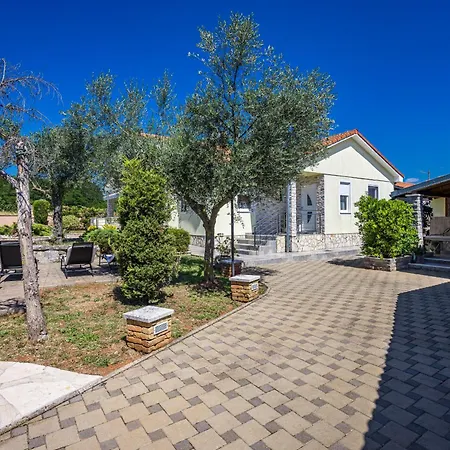 Villa Sole Istria Near Pula For 7 People With Jacuzzi And Children Playground *
