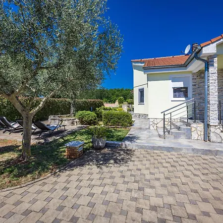 Sole Istria Near Pula For 7 People With Jacuzzi And Children Playground Villa